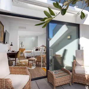 Stupendo-three Rooms-suite With Terrace -center -air Conditioning-free Park Appartement